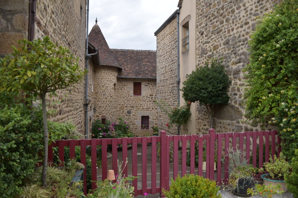 Saint-Céneri-le-Gérei, un monaco italiano all’origine di uno dei villaggi più belli di&nbsp;Francia